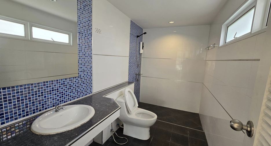 For rent 9 bedrooms townhouse in Lat Phrao, Bangkok