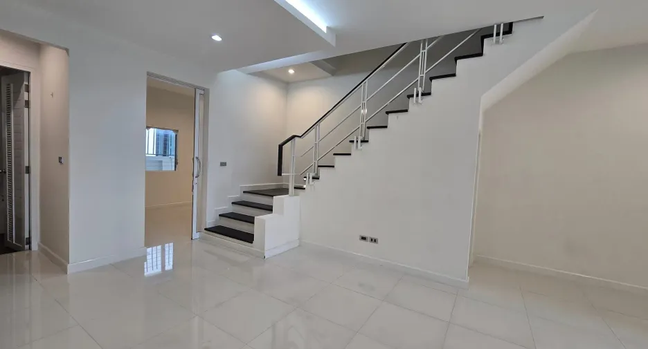 For rent 9 bedrooms townhouse in Lat Phrao, Bangkok