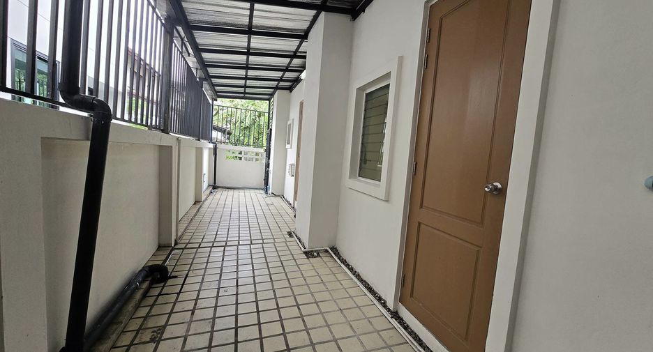 For rent 9 bedrooms townhouse in Lat Phrao, Bangkok