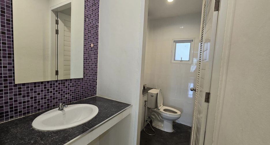 For rent 9 bedrooms townhouse in Lat Phrao, Bangkok
