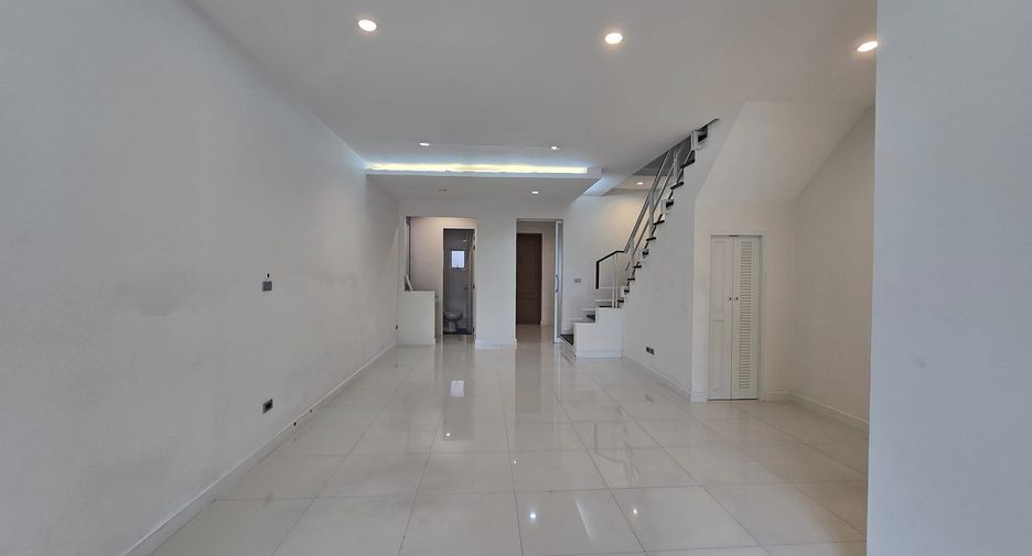 For rent 9 bedrooms townhouse in Lat Phrao, Bangkok
