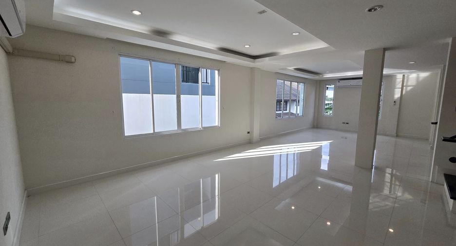 For rent 9 bedrooms townhouse in Lat Phrao, Bangkok