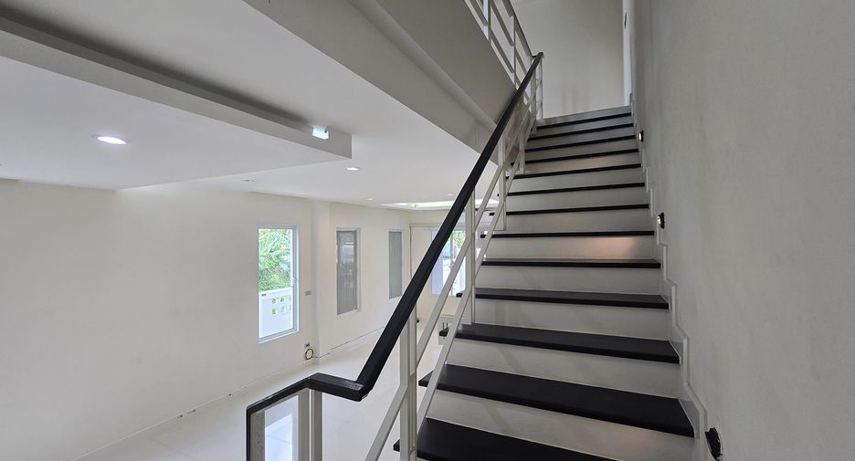 For rent 9 bedrooms townhouse in Lat Phrao, Bangkok