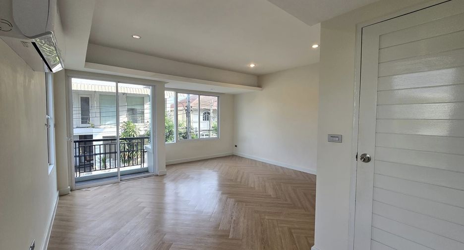 For rent 9 bedrooms townhouse in Lat Phrao, Bangkok