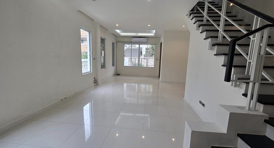 For rent 9 bedrooms townhouse in Lat Phrao, Bangkok