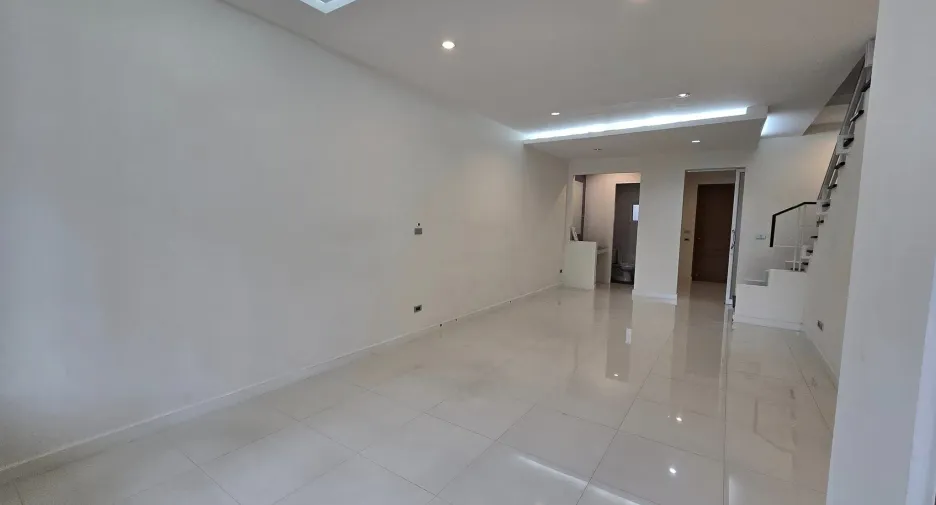For rent 9 bedrooms townhouse in Lat Phrao, Bangkok