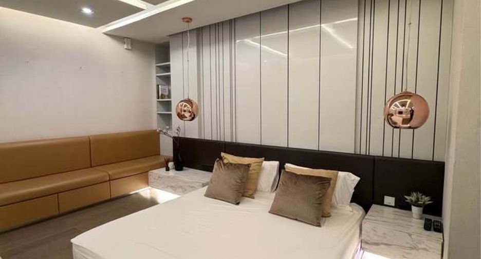For rent 3 bedrooms condo in Khlong Toei, Bangkok