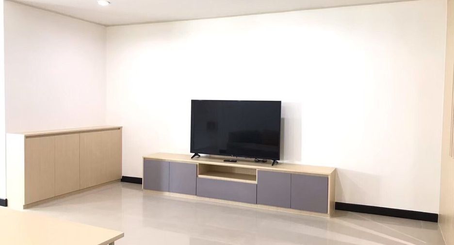 For rent 2 bedrooms apartment in Khlong Toei, Bangkok