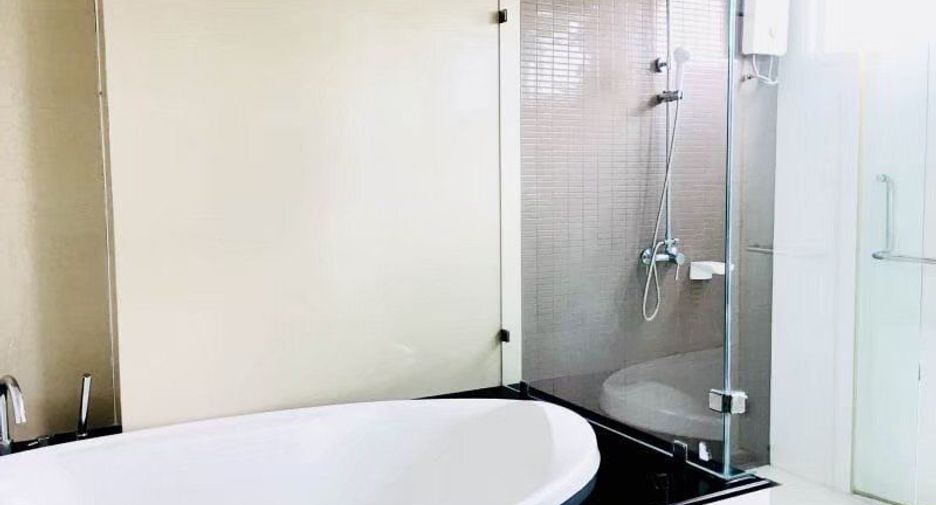 For rent 3 bedrooms condo in Khlong Toei, Bangkok