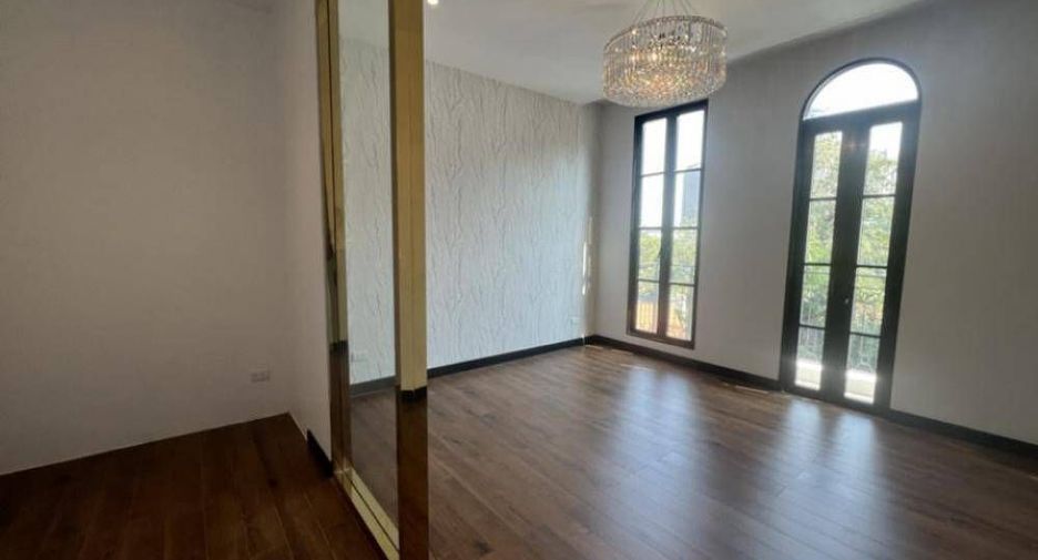 For rent 4 bedrooms house in Watthana, Bangkok