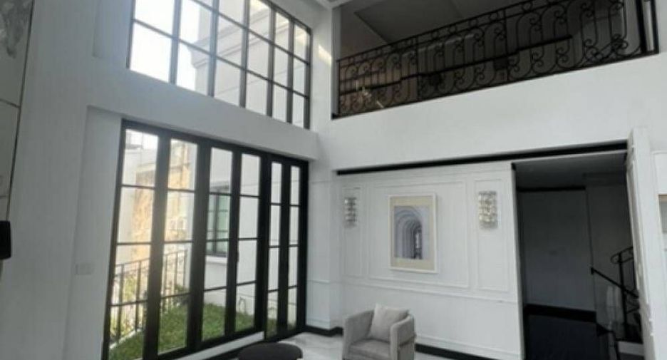 For rent 4 bedrooms house in Watthana, Bangkok