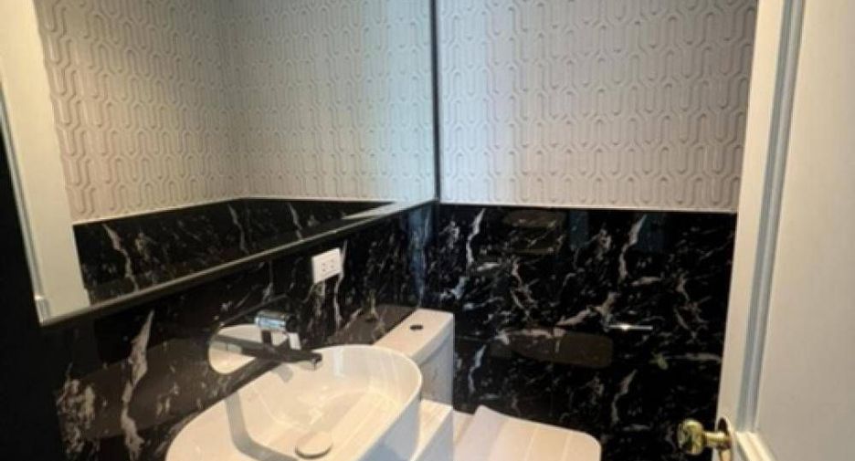 For rent 4 bedrooms house in Watthana, Bangkok