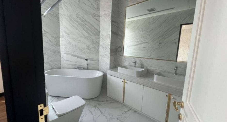 For rent 4 bedrooms house in Watthana, Bangkok