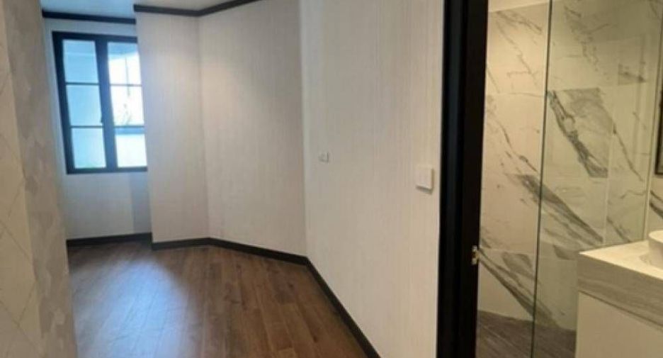For rent 4 bedrooms house in Watthana, Bangkok