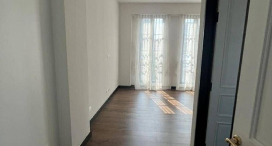 For rent 4 bedrooms house in Watthana, Bangkok