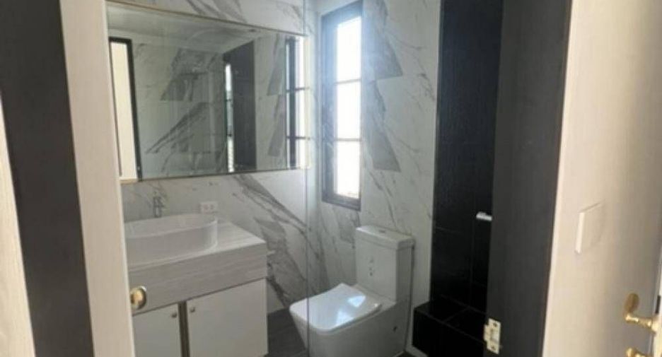 For rent 4 bedrooms house in Watthana, Bangkok