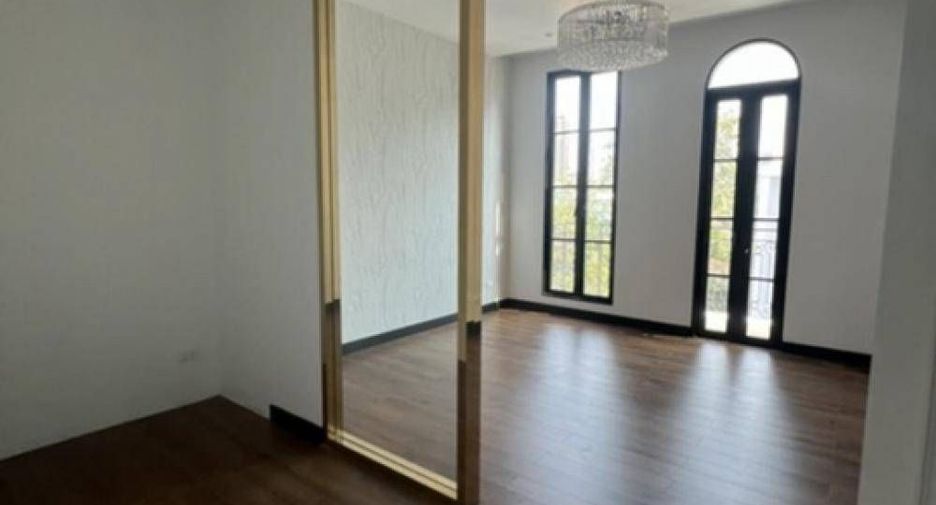 For rent 4 bedrooms house in Watthana, Bangkok