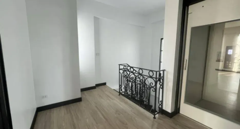 For rent 4 bedrooms house in Watthana, Bangkok