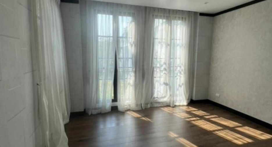 For rent 4 bedrooms house in Watthana, Bangkok