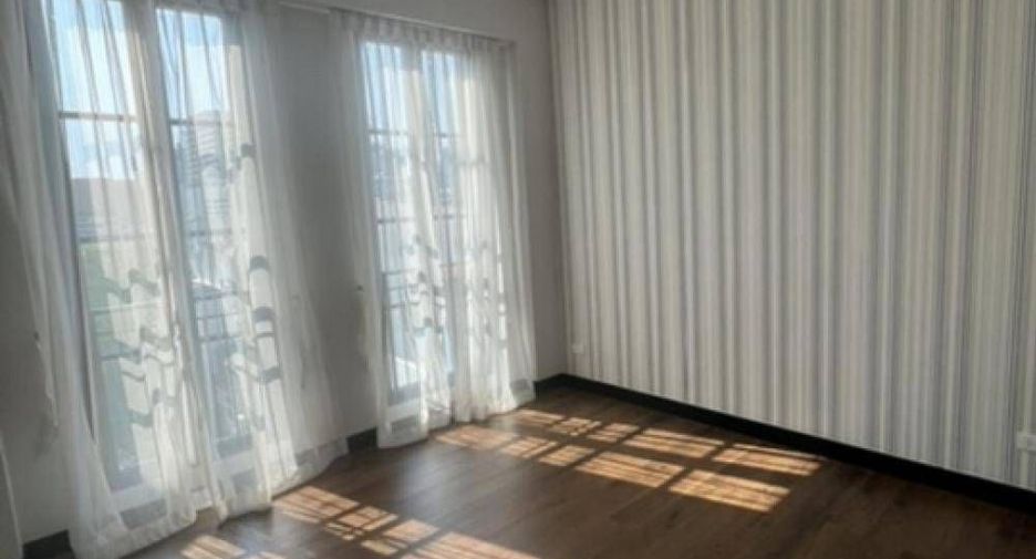 For rent 4 bedrooms house in Watthana, Bangkok