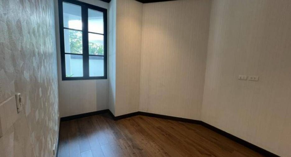 For rent 4 bedrooms house in Watthana, Bangkok