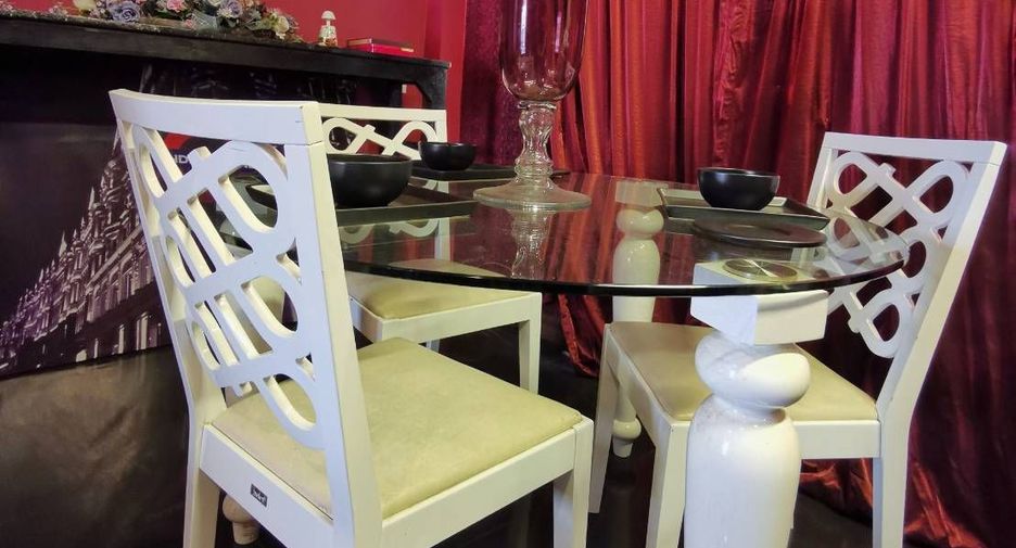 For rent 3 bedrooms townhouse in Yan Nawa, Bangkok