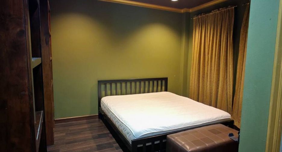 For rent 3 bedrooms townhouse in Yan Nawa, Bangkok