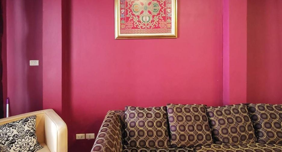 For rent 3 bedrooms townhouse in Yan Nawa, Bangkok