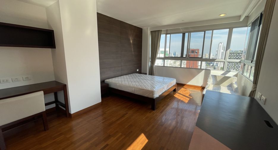 For rent 4 bedrooms apartment in Watthana, Bangkok