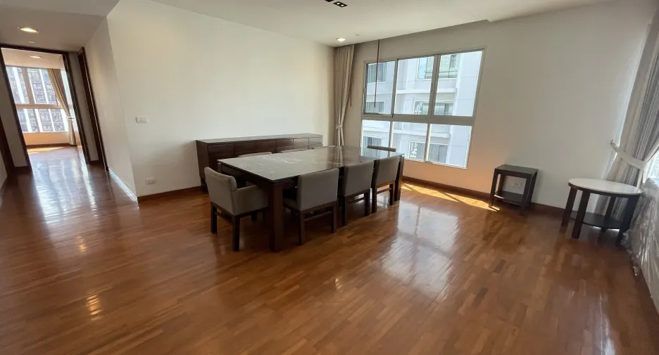 For rent 4 bedrooms apartment in Watthana, Bangkok
