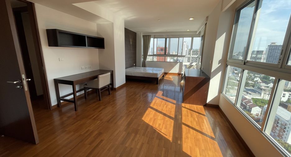 For rent 4 bedrooms apartment in Watthana, Bangkok
