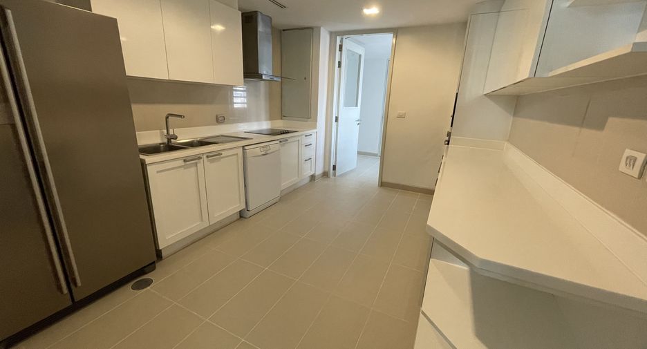 For rent 4 bedrooms apartment in Watthana, Bangkok