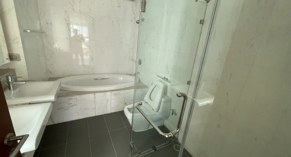 For rent 4 bedrooms apartment in Watthana, Bangkok