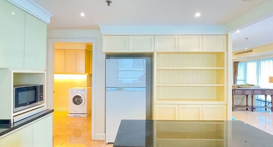 Condo en alquiler de 3 habitaciones en Khlong Toei, Bangkok