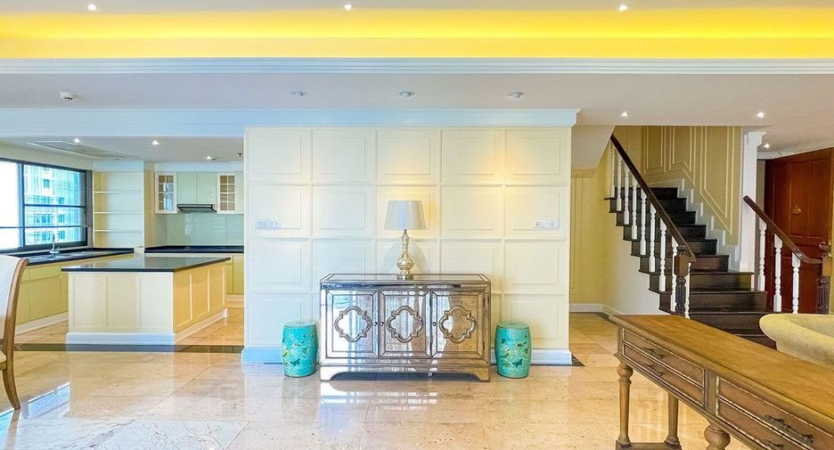 Condo en alquiler de 3 habitaciones en Khlong Toei, Bangkok