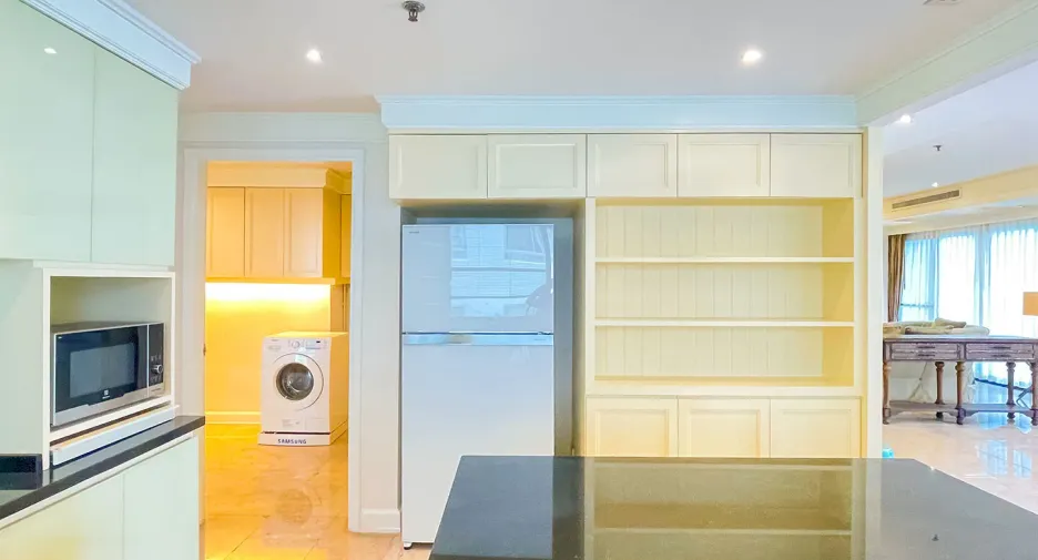 Condo en alquiler de 3 habitaciones en Khlong Toei, Bangkok