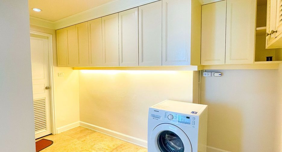 For rent 3 bedrooms condo in Khlong Toei, Bangkok