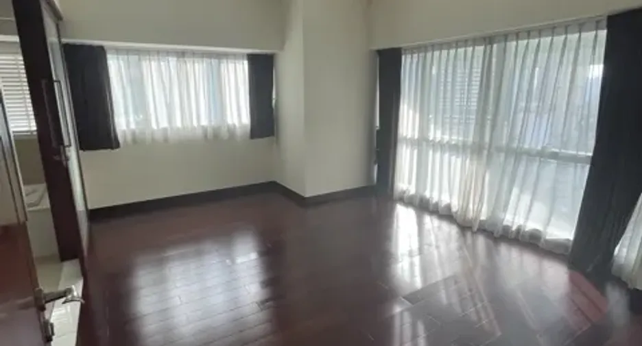 For rent 3 bedrooms condo in Khlong Toei, Bangkok