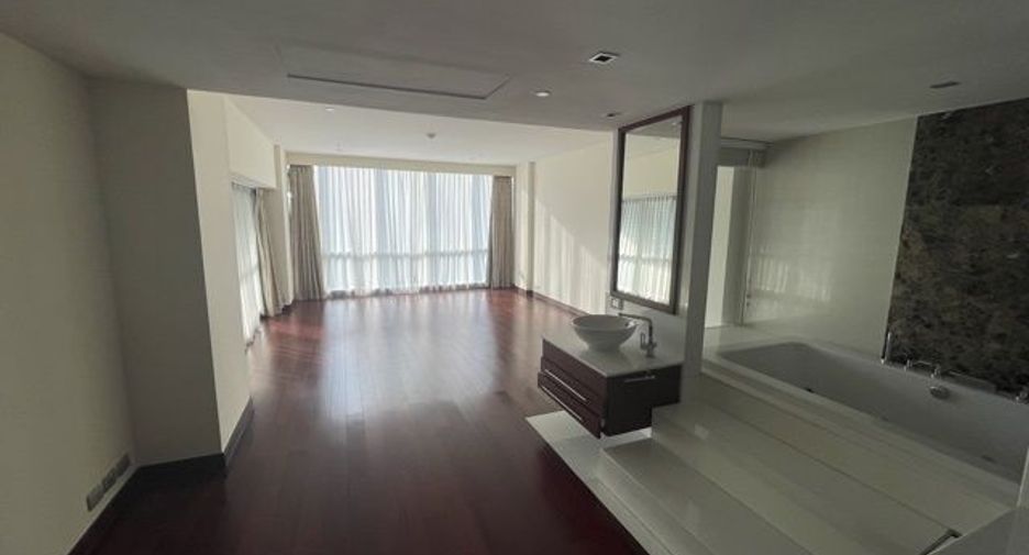 For rent 3 bedrooms condo in Khlong Toei, Bangkok