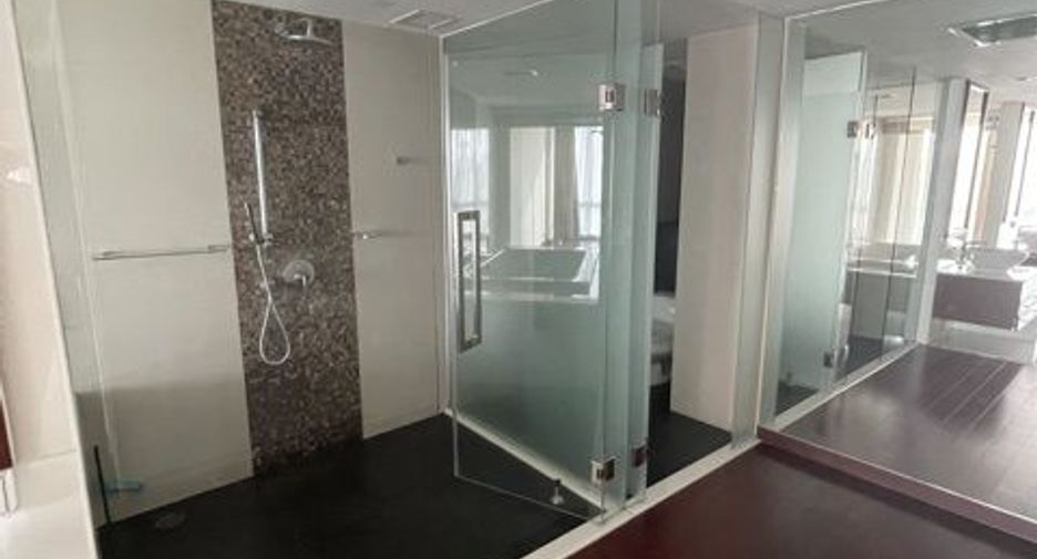 For rent 3 bedrooms condo in Khlong Toei, Bangkok