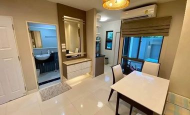 Casa adosada en alquiler de 3 habitaciones en Phra Khanong, Bangkok