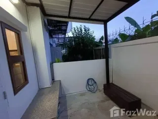 Casa adosada en alquiler de 3 habitaciones en Phra Khanong, Bangkok