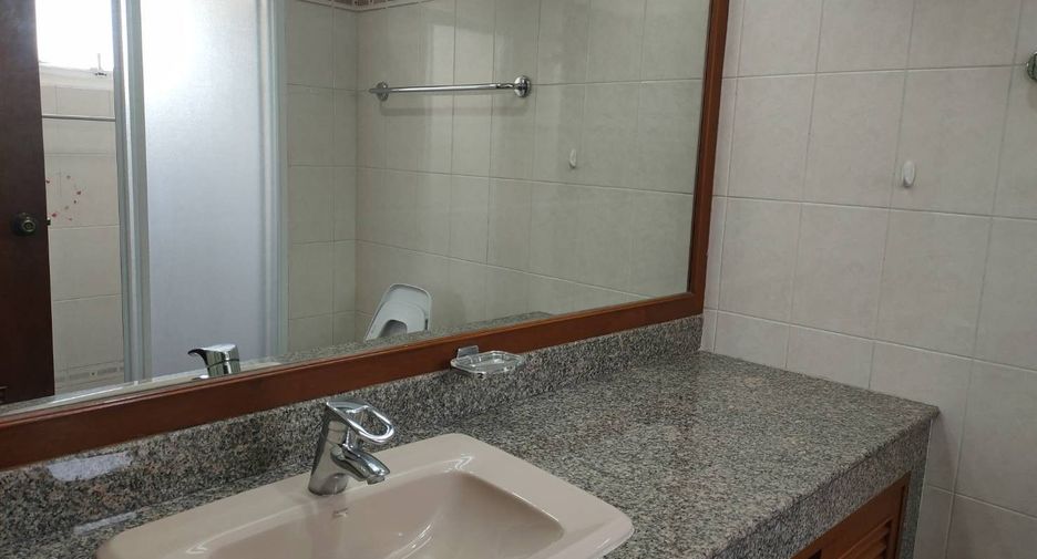 For rent 3 bedrooms condo in Sathon, Bangkok