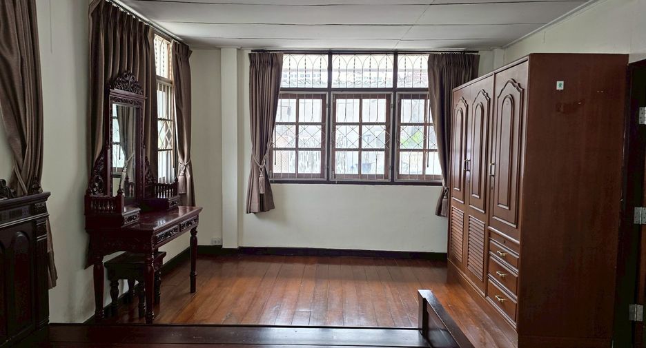 For rent 1 bed house in Huai Khwang, Bangkok