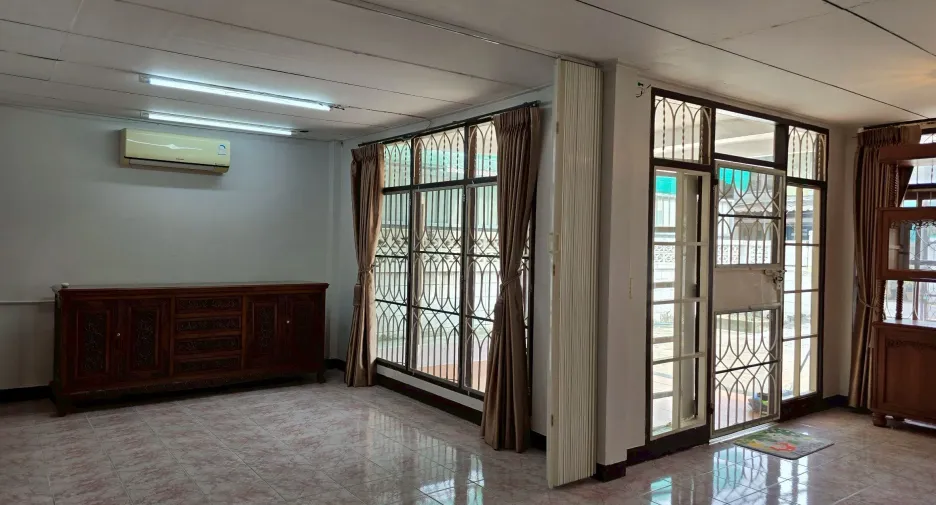 For rent 1 bed house in Huai Khwang, Bangkok