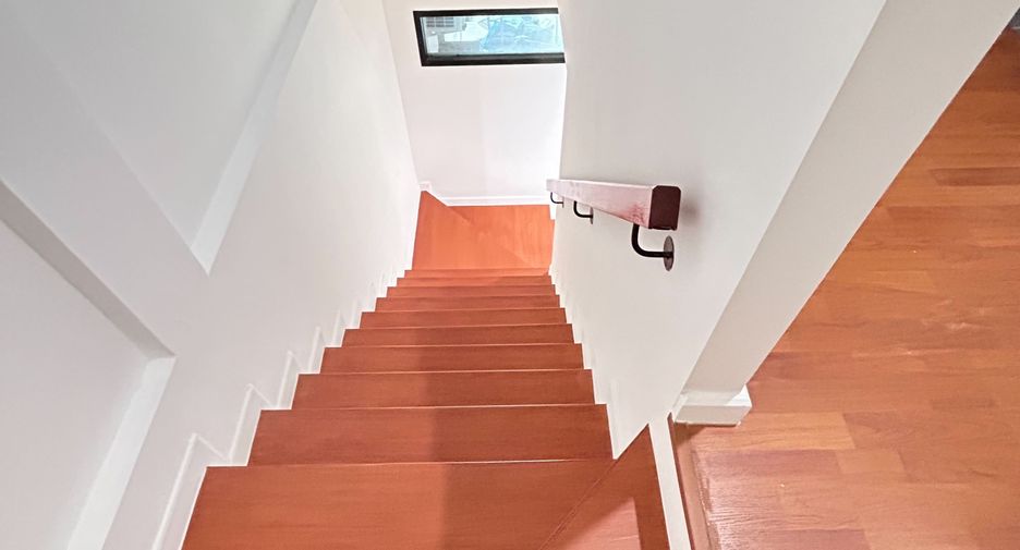 For rent 3 bedrooms townhouse in Prawet, Bangkok