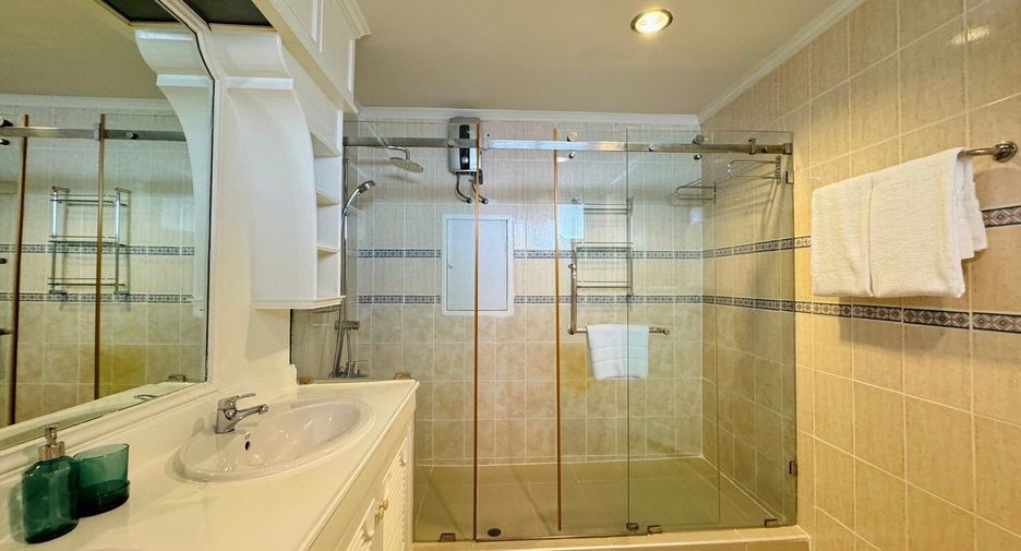 For rent 3 bedrooms condo in Watthana, Bangkok