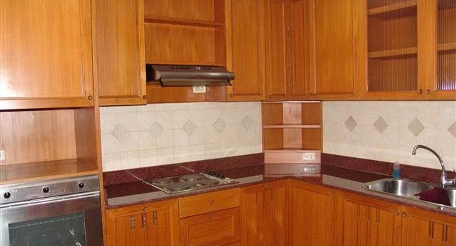 For rent 3 bedrooms condo in Watthana, Bangkok