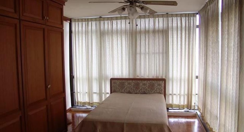 For rent 3 bedrooms condo in Watthana, Bangkok