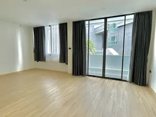 For rent 6 bedrooms townhouse in Sathon, Bangkok